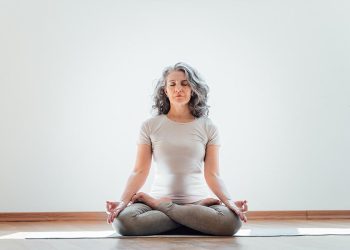 “Esses achados (de estudo da Universidade sugerem que a ioga pode ser uma intervenção valiosa, não invasiva e não medicamentosa, eficiente em termos de custo para promover a saúde cerebral e cognitiva em idosos. Foto: Reprodução/Internet