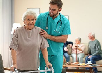 Brasil envelhece rápido, mas faltam geriatras