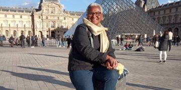 Aos 64, ela já viajou por 64 países e ensina como economizar