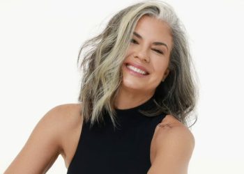 Ela luta para incluir modelos maduras no mercado de trabalho