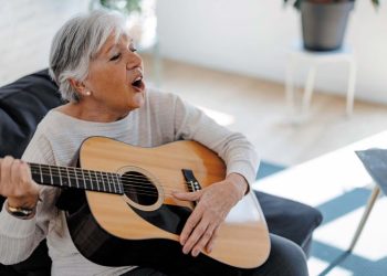 Como conter as mudanças na voz que chegam com a idade