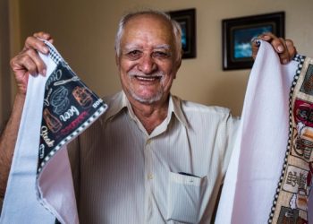Aos 92 anos, ele faz panos de prato para matar a saudade da mulher