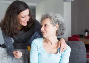 Ela cuida com delicadeza da mãe que sofre de Alzheimer