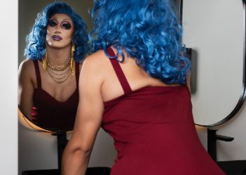 Ela fará qualquer sacrifício por uma gota que seja de aceitação.