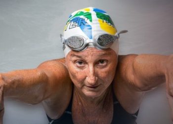 Ela vai celebrar os 70 anos nadando 10 km por dia durante uma semana