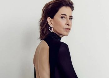 Aos 59, Fernanda Torres é a nova musa do verão