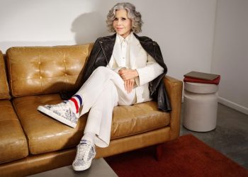 Jane Fonda faz propaganda de marca de tênis