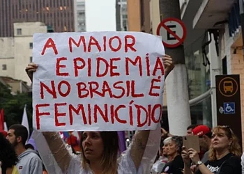 É hora de acabar com este surto de feminicídios. Basta!