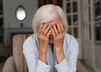 Deixada pelos filhos num asilo, ela chora: ‘Por que será que não me querem mais?’