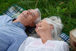 O número de uniões entre pessoas com mais de 60 anos está aumentando. Foto: Freepik