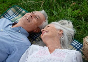 O número de uniões entre pessoas com mais de 60 anos está aumentando. Foto: Freepik