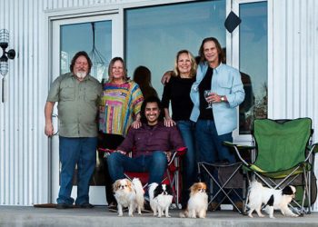 Casais constroem vila para envelhecer juntos. Mas projeto termina de forma inesperada