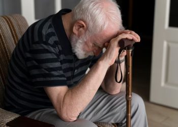 Nova lei aumenta pena para responsável por abandono de idoso