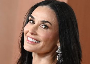 Envelhecer de trás para frente. É o que celebridades estão fazendo