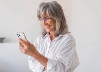 Cresce número de idosos conectados na internet e golpes digitais disparam