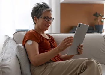 Vacinar-se contra gripe e Covid-19 diminui em até 40% risco de AVC e infarto