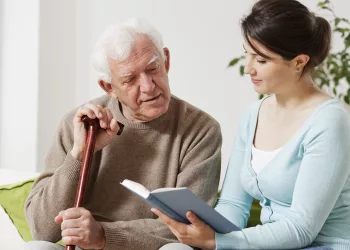 Com envelhecimento rápido da população, número de cuidadores já é insuficiente