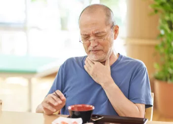 Por que engasgamos mais à medida que envelhecemos?