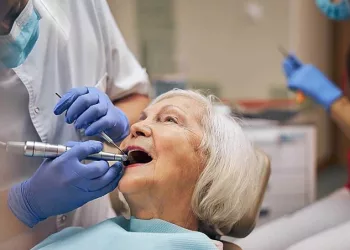 É essencial cuidar da saúde da boca na maturidade
