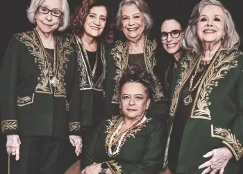 Primeira negra na Academia Brasileira de Letras encontra-se com as outras imortais