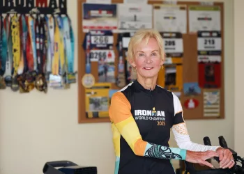 Aos 80, ela faz história ao completar competição das mais difíceis do mundo