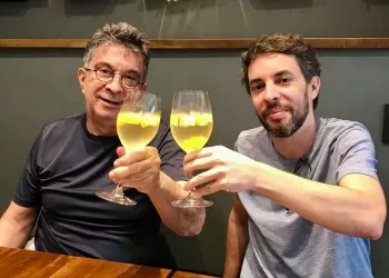 Com lançamento de livro, pai tenta superar dor do suicídio do filho único