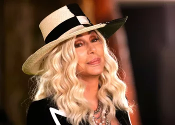 Perguntada sobre o passar do tempo, Cher não titubeou: “Eu odeio isso”