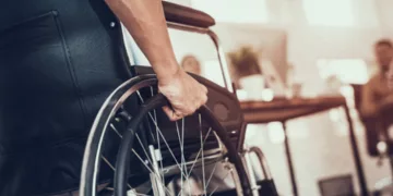 Desrespeito e crueldade de um plano de saúde com idoso cadeirante